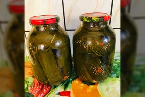 Prieš marinuojant agurkus įvyniokite juos į lapus: nustebins skonis ir traškumas