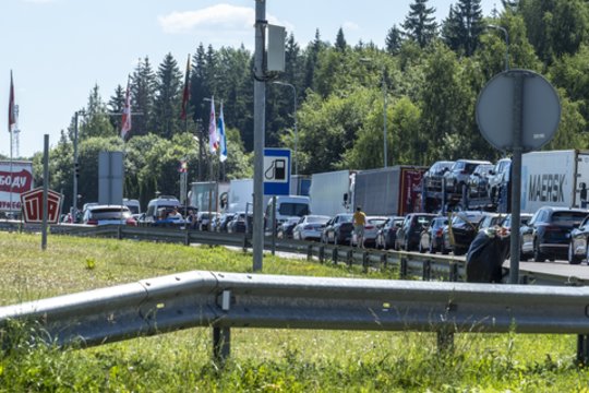 Keliaujantys į Baltarusiją – nepatenkinti: eilės pasienyje driekiasi valandomis, išlipti iš autobuso neleidžiama