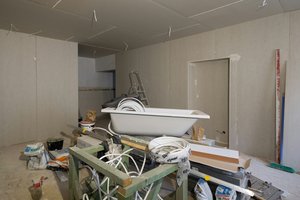 Lietuvius vis labiau glumina remonto sąskaitos: kainos šokdina, bet yra vienas būdas išlošti