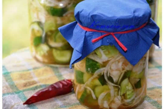 Nekaitinti agurkai su svogūnais žiemai: užmarinuosite greičiau, daržovės išliks šviežesnės