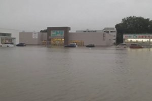 Po alinančio karščio – „ligi šiol nematytos“ liūtys: dalyje Japonijos skelbia apie pavojų žmonių gyvybėms