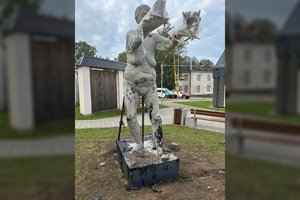 Zarasų policija per kelias valandas sučiupo įtariamą vandalą – buvo padegtas naujas skulptoriaus M. Saukos kūrinys