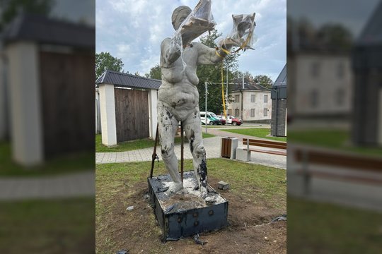 Zarasų policija per kelias valandas sučiupo įtariamą vandalą – buvo padegtas naujas skulptoriaus M. Saukos kūrinys