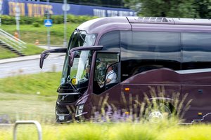 Latvijoje nuo kelio nuvažiavus autobusui su vaikais – įtarimai 74 metų vairuotojui: užmigo