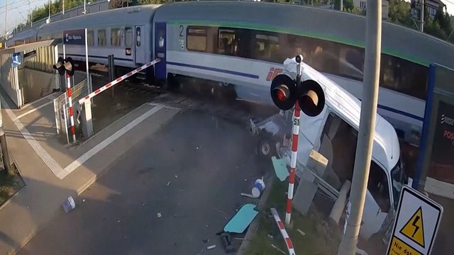 Dramatiška avarija Lenkijoje: kameros užfiksavo, kaip traukinys rėžėsi į furgoną