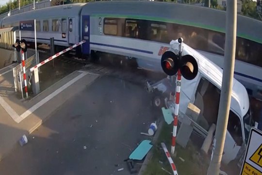 Dramatiška avarija Lenkijoje: kameros užfiksavo, kaip traukinys rėžėsi į furgoną