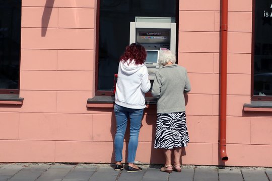 Yra atvejų, kada galima nemokėti už banko paslaugų krepšelį: ypač patiks verslui