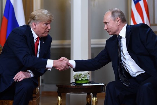 Prie derybų stalo – D. Trumpo ir V. Putino žaidimai: atsakė, kodėl abiem susitikimas svarbus
