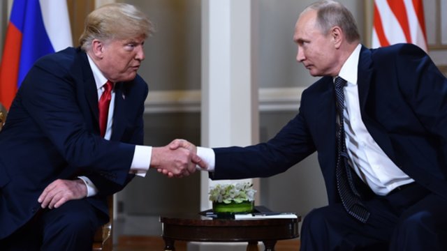 Prie derybų stalo – D. Trumpo ir V. Putino žaidimai: atsakė, kodėl abiem susitikimas svarbus