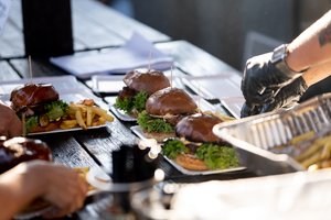 Savaitgalį kviečia atsinaujinę Vilniaus burgerių festivalis – aukcionas, pramogos ir neįprasti burgeriai