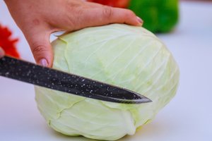 4 daržovės, kurių geriau nevalgyti žalių: žmonės nežino, kokį pavojų sau kelia