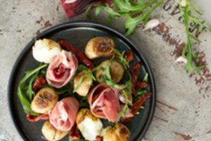 Bulvių ir kumpio salotos: sočios, nuostabaus skonio