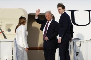 D. Trumpas pateikė keistą priežastį, kodėl jo sūnus Barronas yra toks aukštas