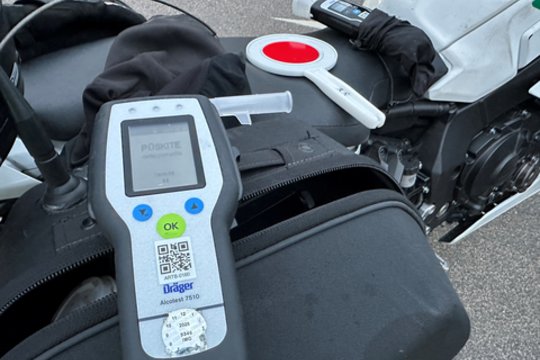 Girtas klaipėdietis automobiliu apdaužė kitą mašiną bei stulpą ir spruko – sulaikytas pripūtė daugiau nei 3 prom.