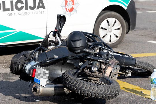Neatidus automobilio vairuotojas greta Vilniaus nutrenkė motociklininką