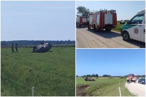 Kelio vingyje Šilutės r. žvyrkelyje vertėsi girto vairuotojo automobilis – medikų rankose du paaugliai