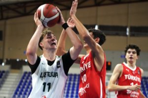 Lietuvos šešiolikmečiai mūšyje su turkais pramiegojo trečiąjį kėlinį ir įsirašė skaudžią nesėkmę Europos čempionate