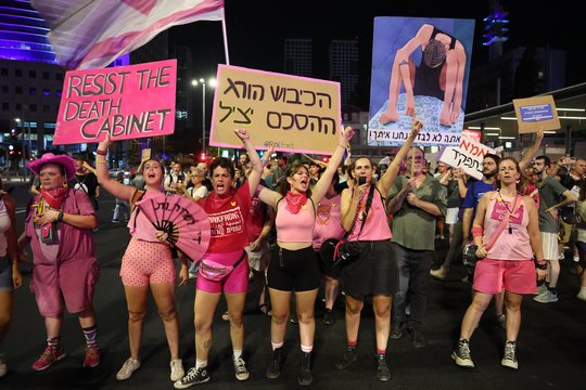 Tel Avive dešimtys tūkstančių žmonių protestavo prieš planus plėsti karą Gazoje