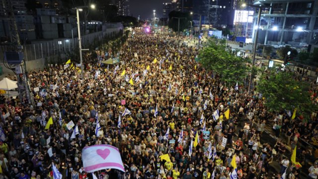 Tel Avive – protestas prieš planus Gazoje: įkaitų šeimos sunerimę