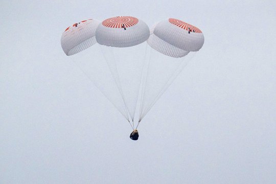 Penkis mėnesius TKS praleidę astronautai sugrįžo į žemę: užfiksavo pirmąsias akimirkas