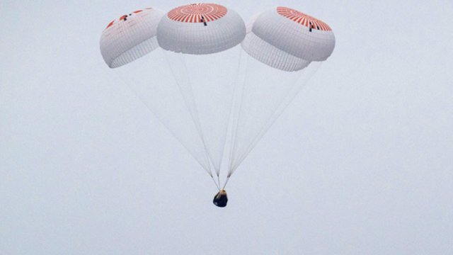 Penkis mėnesius TKS praleidę astronautai sugrįžo į žemę: užfiksavo pirmąsias akimirkas