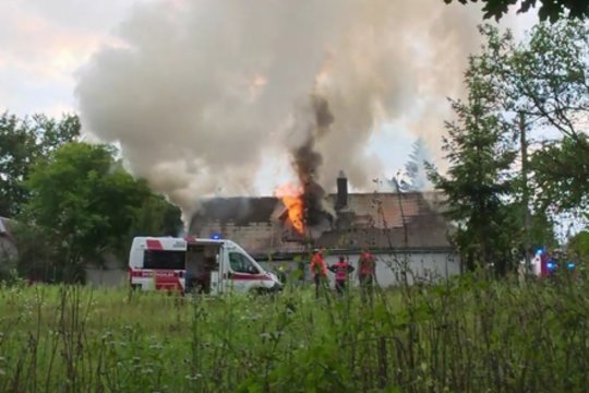 Sostinės ugniagesiai ir medikai sulėkė į Naująją Vilnią – degė namas, žuvo žmogus