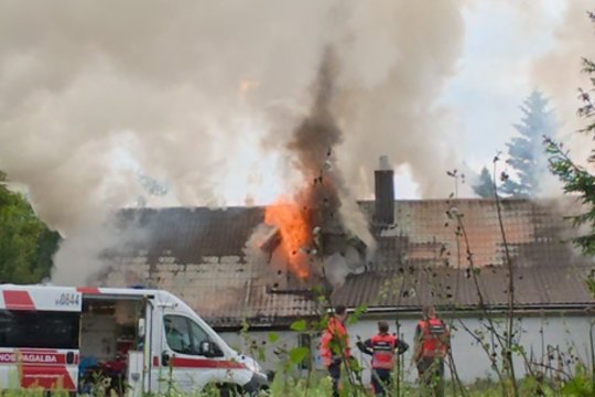 Vaizdai iš įvykio vietos: Vilniuje kilo gaisras mediniame dviejų aukštų name