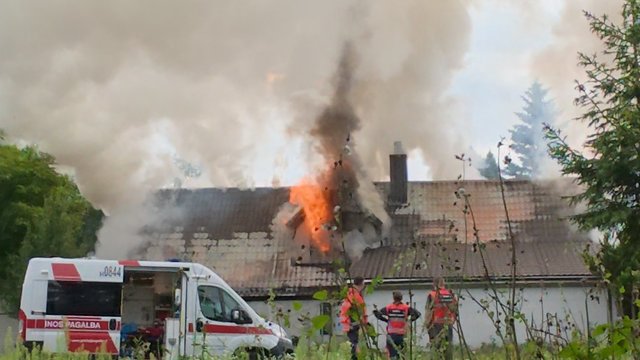 Vaizdai iš įvykio vietos: Vilniuje kilo gaisras mediniame dviejų aukštų name