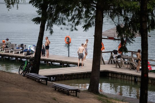 Prie Žaliųjų ežerų paplūdimio įrengta nauja stovėjimo aikštelė, perorganizuotas eismas