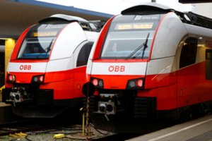 Austrijoje vyras važiavo įsikibęs į greitąjį traukinį ir išgyveno