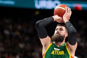 Ramiu dėl savo amžiaus norintis būti J. Valančiūnas apibūdino žaidimą pas R. Kurtinaitį: „Romantiškai taip“