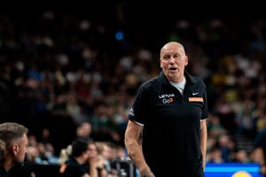 Po dar vienos užtikrintos pergalės pasirengimo cikle R. Kurtinaitis bedė pirštu į nustebinusį J. Valančiūną