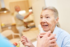 Pasakė, kodėl atsiranda „seno žmogaus kvapas“: yra būdas jį panaikinti