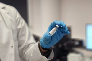 Siekia išspręsti pasaulinę problemą: FTMC mokslininkai naujam gyvenimui prikelia nepanaudotas vakcinas