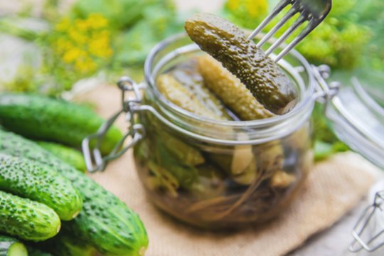 Agurkų marinavimo receptas, kurio prašys visi: vienas netikėtas priedas keičia viską