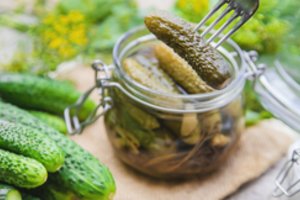 Agurkų marinavimo receptas, kurio prašys visi: vienas netikėtas priedas keičia viską