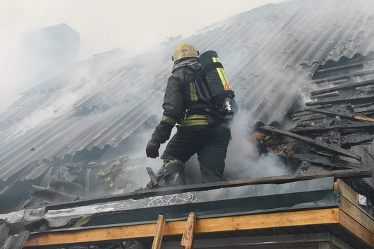 Savaitgalio nelaimės: žūtis gaisre, sudegęs kombainas ir ugniagesių gelbėtojų pagalba vaikams