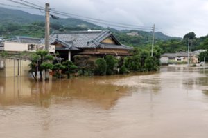 Košmaras Japonijoje: po liūčių kilus potvyniams – be žinios dingę žmonės, dar milijonams liepta palikti namus