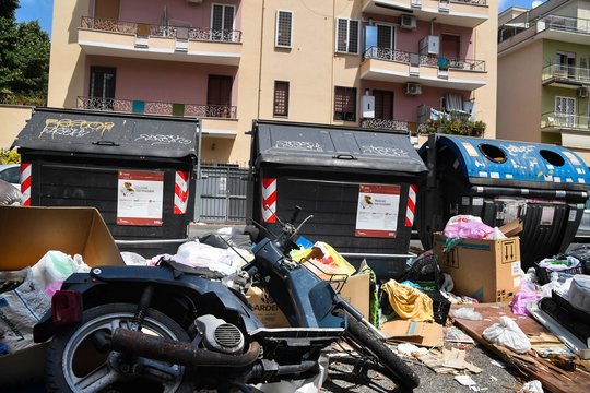 Už šiukšles draustinyje – kalėjimas: Italija paskelbė karą šiukšlintojams