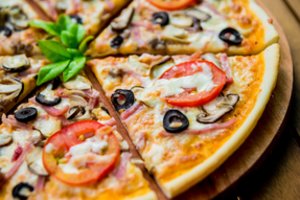 Italijos picerija ima papildomą mokestį, jei klientas atsisako pomidorų ant picos