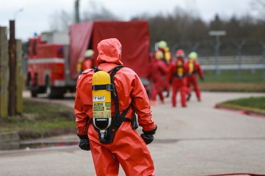 Rimtas cheminis incidentas Kaune: apsinuodijo siuntų sandėlio darbuotojas, prireikė visų tarnybų