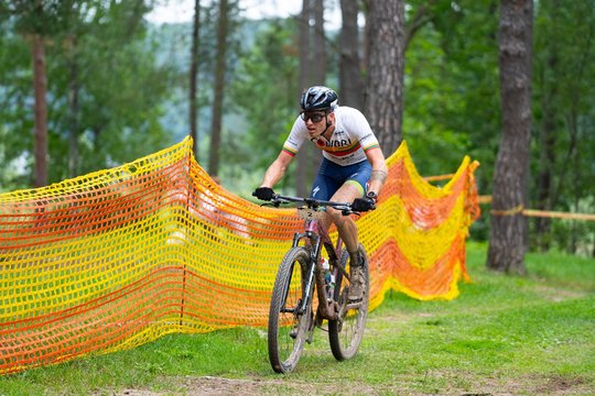 MTB dviračių lenktynes Ignalinoje, nepaisant griuvimo, laimėjo Eimantas Gudiškis