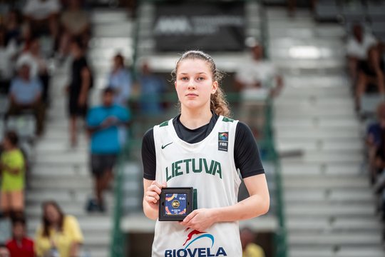 Nuo kamuolio gatvėje iki rekordo - krepšininkės D. Paunksnytės istorija: kas ji ir kuo ji gali tapti?
