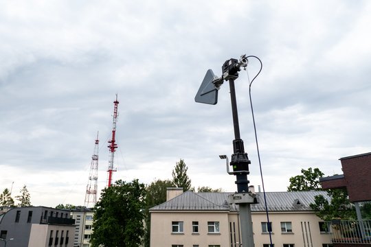 Vieno žaislo ar seno pultelio pakanka sutrikdyti viso daugiabučio vartų sistemos veikimą – kaip išvengti radijo trukdžių namuose ir kieme?
