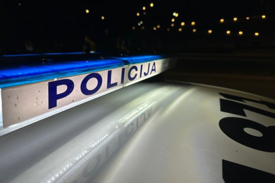 Girta moteris Klaipėdoje senu rusišku automobiliu rėžėsi į namo terasą