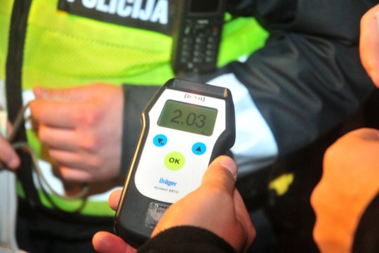 Į sunkvežimį atsitrenkusio automobilio vairuotoja Trakų r. nuo ankstyvo ryto pūtė virš 2 prom.