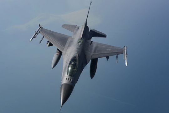 JAV padangėse – naikintuvas F-16 su Rusijos spalvomis