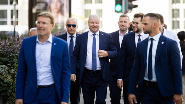 Į susitikimą dėl koalicijos – uniformuoti ir gerai nusiteikę „Vardan Lietuvos“ derybininkai: turi pasiūlymų