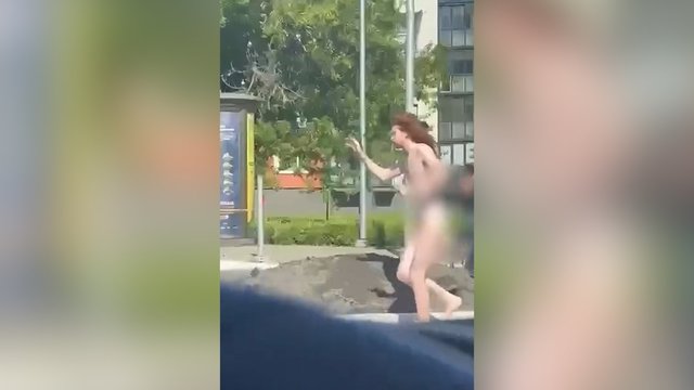 Sostinės judrioje gatvėje pastebėtas nuogas vyras: turi rimtų psichikos sveikatos sutrikimų