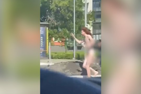 Sostinės judrioje gatvėje pastebėtas nuogas vyras: turi rimtų psichikos sveikatos sutrikimų